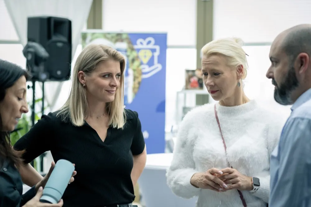 Návštevníci si prezerajú reklamné predmety na výstave
