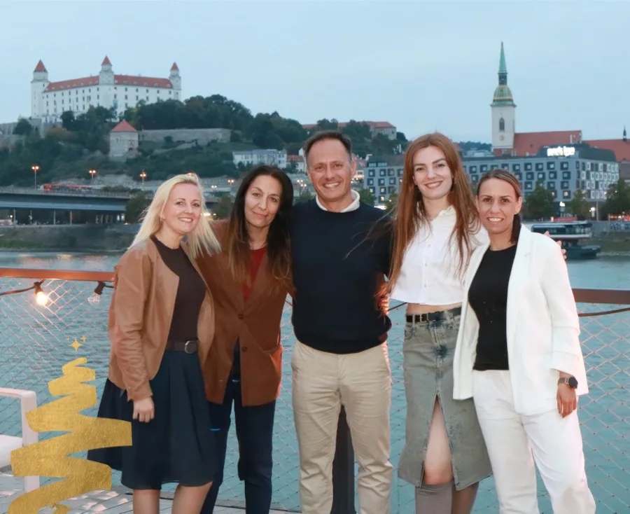 Tím Sketch na Pontone s výhľadom na Bratislavský hrad — organizátori výstavy Vianoce na Dunaji